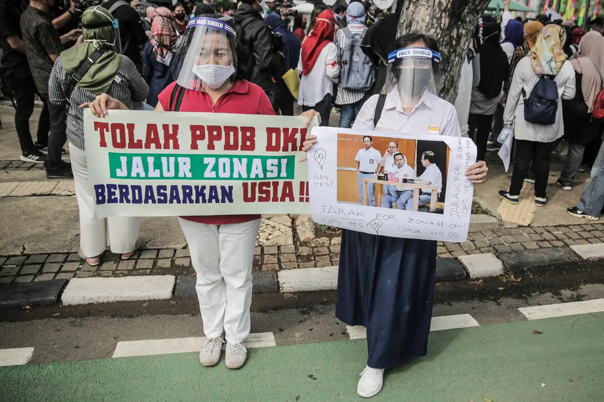 Demo Orang Tua Murid di Balai Kota Jakarta