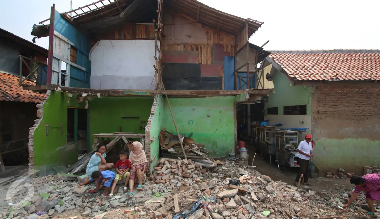 Warga korban gusuran saat bersantai didepan rumah, Bukit Duri, Jakarta, Senin (20/1). Pemprov DKI melakukan pembongkaran terhadap sejumlah bangunan terkait proyek normalisasi Sungai Ciliwung. (Liputan6.com/Gempur M Surya)