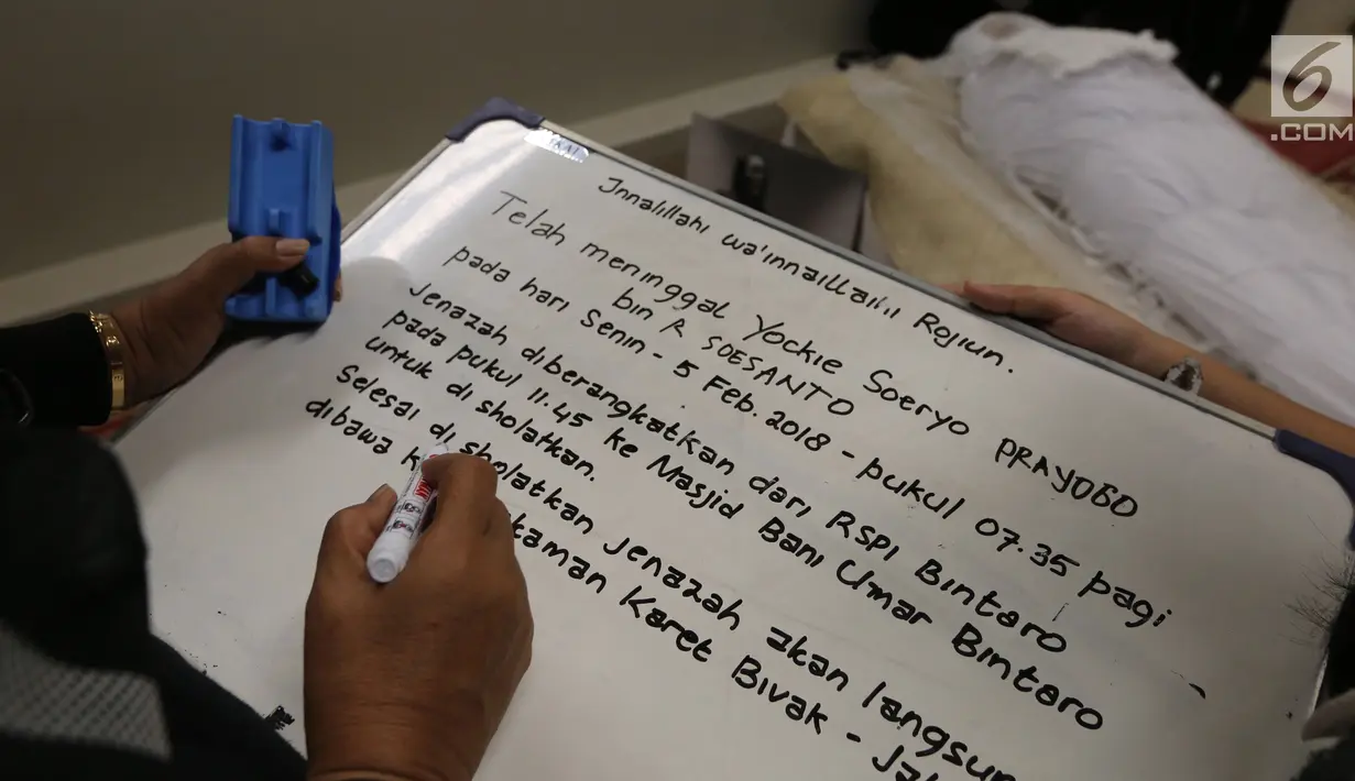 Tulisan informasi mengenai meninggalnya musikus Yockie Suryo Prayogo di Ruang Jenazah, Rumah Sakit Pondok Indah, Bintaro, Tangsel (5/2). Rencananya jenazah Yockie akan dimakamkan Senin siang di TPU Karet Bivak, Jakarta Pusat. (Liputan6.com/Fery Pradolo)