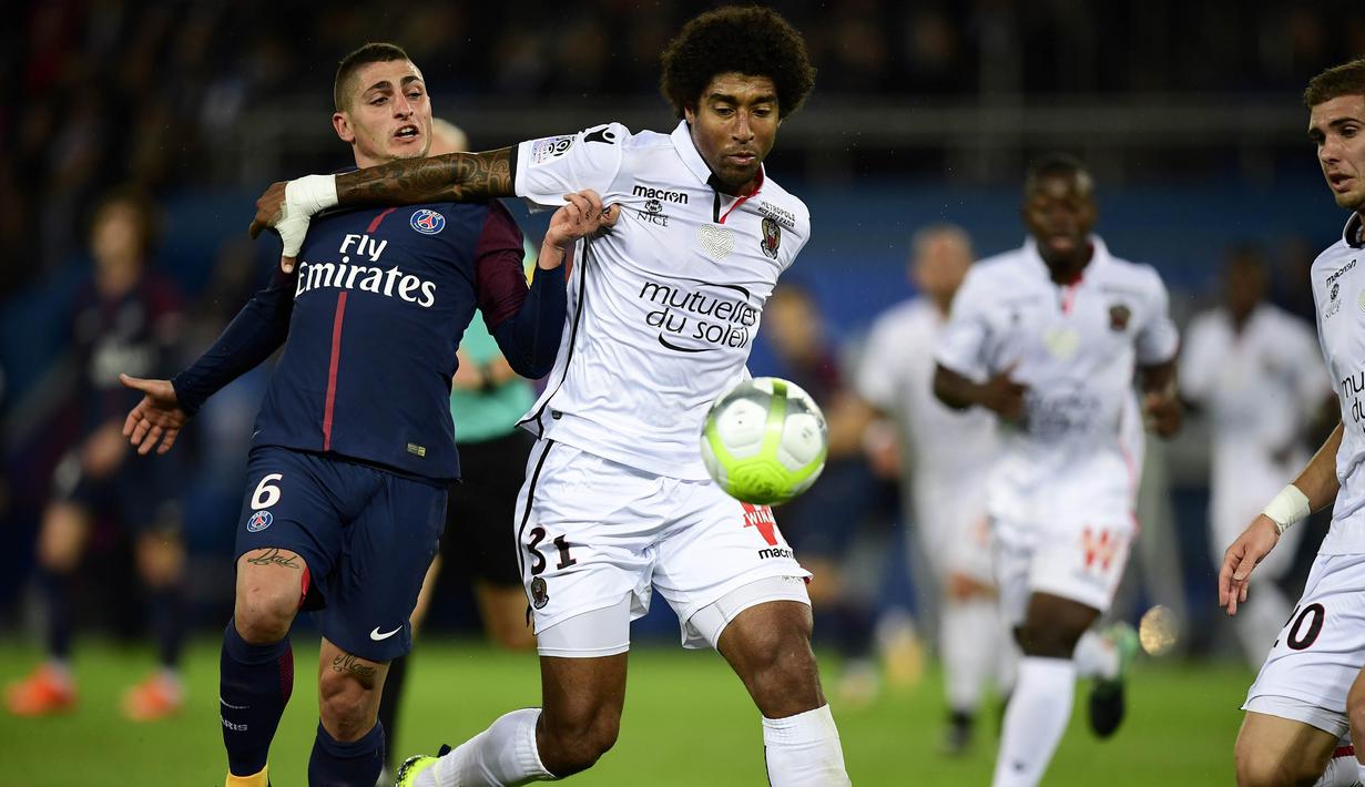 Gelandang PSG, Marco Verratti, berebut bola dengan gelandang Nice, Vincent Marcel, pada laga Ligue 1 Prancis di Stadion Parc des Princes, Paris, Jumat (27/10/2017). PSG menang 3-0 atas Nice. (AFP/Martin Bureau)