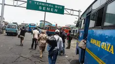 Suasana aktivitas penumpang serta kendaraan di Terminal Senen, Jakarta, Kamis (6/11/2014). (Liputan6.com/Faizal Fanani)