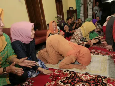 Ibunda Joko Widodo, Sudjiatmi Notomihardjo sujud syukur usai mendengar hasil rekapitulasi Pilpres 2014 di kediamannya, Solo, Selasa (22/7/14). (ANTARA FOTO/Hafidz Novalsyah)