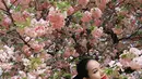 Aura feminin dan elegan terpancar dari gaya busananya. Ia mengenakan blouse putih dengan aksen ruffle dramatis di bagian dada dan lengan yang mengembang. [@yurayunita].