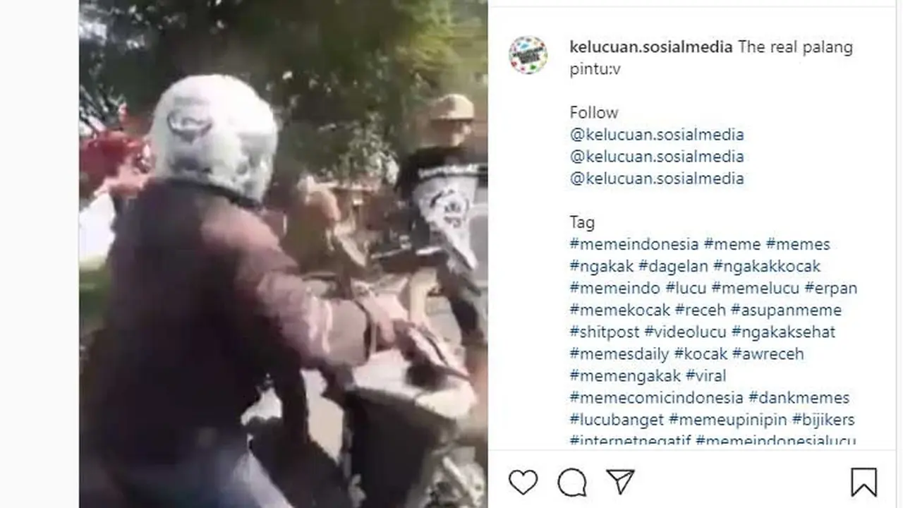 Pemotor nekat menerobos pintu perlintasan kereta, petugas berikan tindakan tak terduga