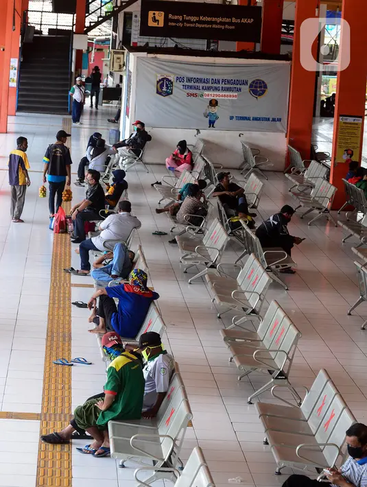 Sejumlah calon pemudik menanti kedatangan bus di Terminal Kampung Rambutan, Jakarta, Rabu (22/4/2020). Terminal Kampung Rambutan masih melayani penumpang menjelang pelarangan mudik Lebaran 2020 guna memutus mata rantai penyebaran COVID-19 pada Jumat 24 April mendatang. (merdeka.com/Imam Buhori)