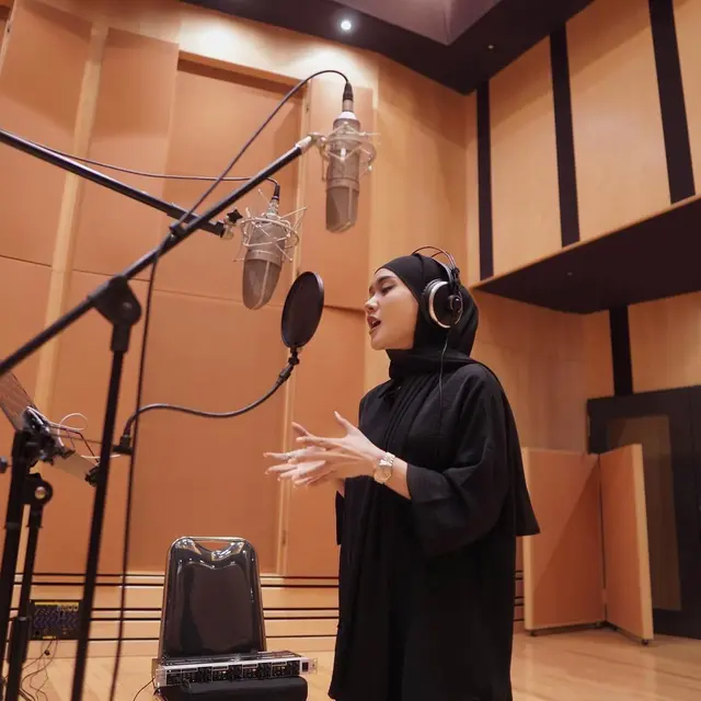 6 Potret Cita Citata Tampil Berhijab saat Rekaman Lagu, Banjir Pujian
