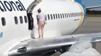 Perempuan Ukraina nekat jalan di sayap pesawat karena merasa kepanasan (Dok.Twitter/@MennoSwart)