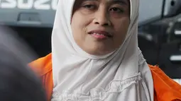 Anggota DPRD Komisi A Kabupaten Kebumen Dian Lestari saat tiba untuk menjalani pemeriksaan lanjutan di gedung KPK, Jakarta, Jumat (16/03). (Merdeka.com/Dwi Narwoko)