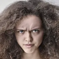 Lakukan langkah berikut agar rambut tidak mengembang!/copyright pexels/Andrea Piacquadio