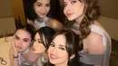 Bintang Mermaid In Love seperti Syifa Hadju, Rebecca Klopper, Elina Joerg, Jovita Karen, hingga Adzwa Aurel hadir sebagai bridesmaid mengenakan silver dress. [@syifahadju]
