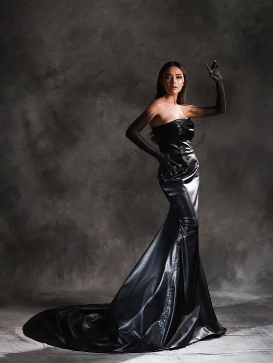 Sedangkan di pemotretan lainnya, Amanda Manopo berhasil memancarkan aura magis dalam balutan strapless dress hitam. [Foto: Instagram/winstongomez]