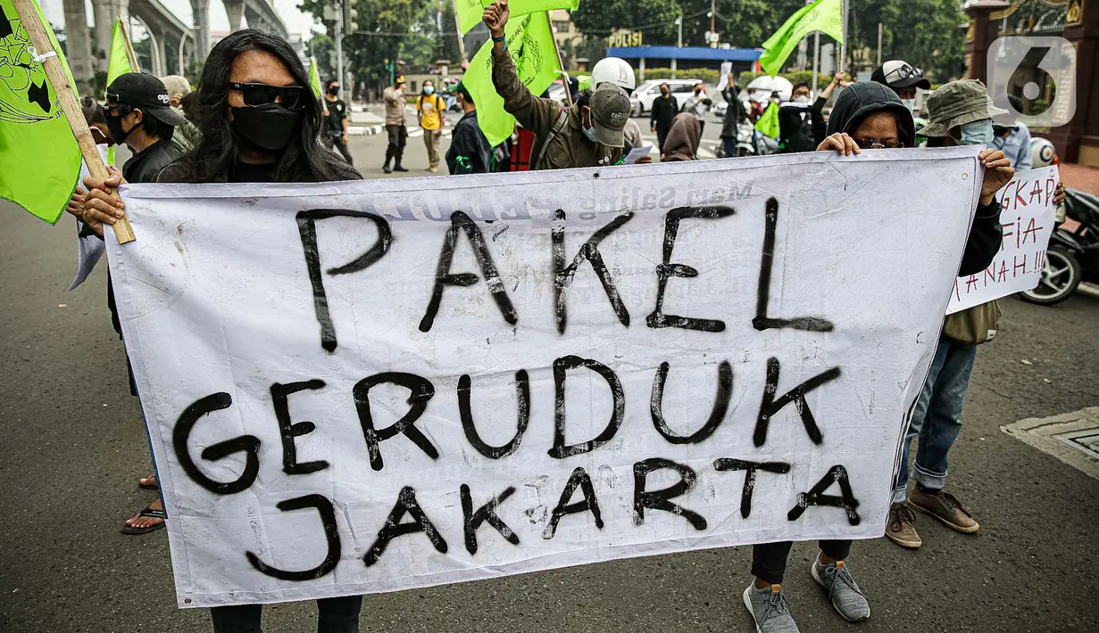 Massa yang tergabung dalam Rukun Tani Sumberejo Pakel membentangkan spanduk saat melakukan aksi di depan Mabes Polri, Jakarta, Kamis (17/6/2021). Aksi tersebut dilakukan secara serentak di Jakarta, Surabaya, dan Banyuwangi. (Liputan6.com/Faizal Fanani)