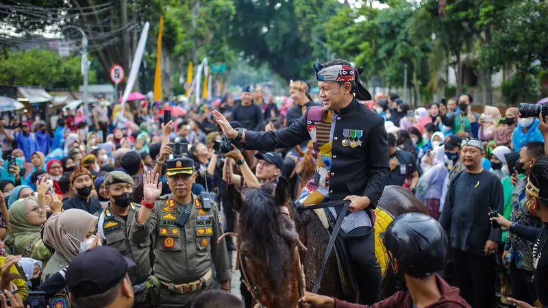 Wali Kota Bogor Bima Arya Sugiarto memimpin pawai dengan menunggangi kuda saat perayaan Hari Jadi Bogor (HJB) ke-540 pada Jumat, 3 Juni 2022. (Liputan6.com/Achmad Sudarno)