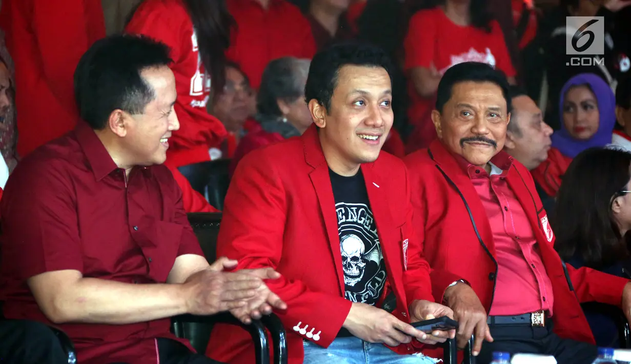 Ketum PKPI Diaz Hendropriyono (tengah) didampingi Kepala Bekraf Triawan Munaf dan Hendropriyono saat peluncuran Departemen eSports PKPI di SCBD, Jakarta, Selasa (25/9). Departemen ini berdiri mengurus olahraga game (esports games). (Liputan6.com/HO/Engga)