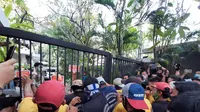Juru sita Pengadilan Negeri Jakarta Pusat mengeksekusi rumah Pahlawan Nasional RI, Prof Muhammad Yamin. (Liputan6.com/Ady Anugrahadi)