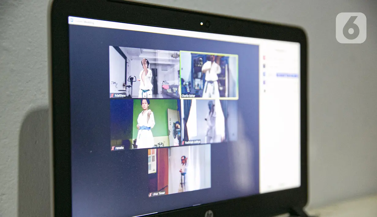 Sejumlah murid mengikuti latihan dari instruktur karate Charlie (28) secara virtual di Jakarta, Sabtu (13/2/2021). Sejak bulan Maret murid-murid berlatih di rumah secara vitual guna mencegah penyebaran virus Covid-19. (Liputan6.com/Faizal Fanani)