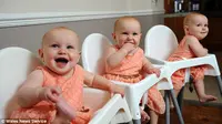 Saking identiknya, ketiga bayi kembar ini menjadi bintang baru di televisi.