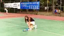 Aura Kasih senang berolahraga demi menjaga kebugaran tubuh. Olahraga yang sering dilakukan oleh Aura Kasih yakni bermain tenis. Perempuan berusia 34 tahun ini selalu curi perhatian saat bermain tenis. Meski simpel, gaya penampilan Aura banjir pujian netizen. (Liputan6.com/IG/@aurakasih)