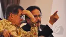 Wapres Jusuf Kalla (kiri) berbincang dengan Menko Perekonomian Sofyan Djalil disela jumpa pers di Bandara Halim Perdanakusuma, Jakarta, Minggu (22/3/2015). Presiden melakukan kunjungan kenegaraan ke Jepang dan Tiongkok. (Liputan6.com/Faizal Fanani)
