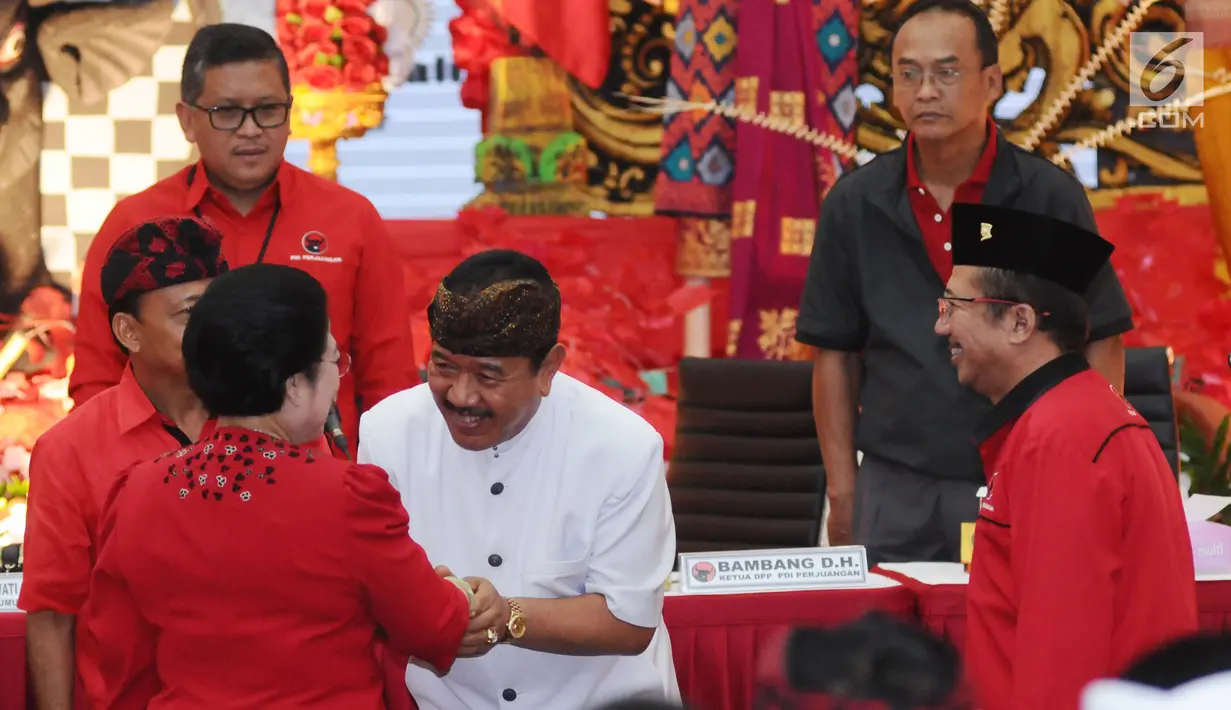 Tjokorda Oka Arthadan (tengah) menjabat tangan Ketua Umum PDIP, Megawati Soekarno Putri usai menerima surat rekomendasi di Jakarta, Sabtu (11/11). (Liputan6.com/Helmi Fithriansyah)