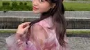 Kebaya modern yang dipakai Amel Carla terdiri dari dua lapisan utama, yaitu bagian dalam berupa kain panjang berwarna pink pastel dengan motif tekstur halus yang memberi kesan mewah dan feminin. (Liputan6.com/IG/@amelcarla)