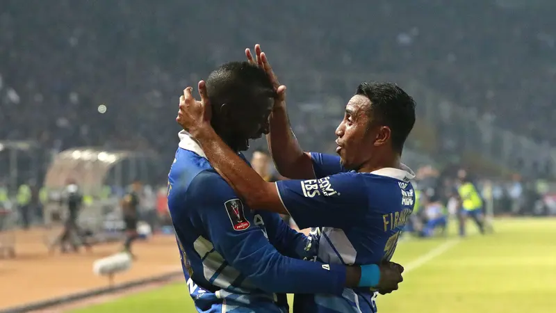 Dua pemain Persib Bandung, Makan Konate dan Firman Utina (Liputan6.com)