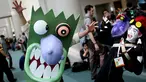 Dua pehobi mengenakan kostum karakter tokoh imajinasi saat Comic-Con International 2015 di San Diego, Kalifornia, Kamis (9/7/2015). Comic-Con International adalah hiburan multigenre dan konvensi komik yang diadakan setiap tahun. (REUTERS/Sandy Huffaker)