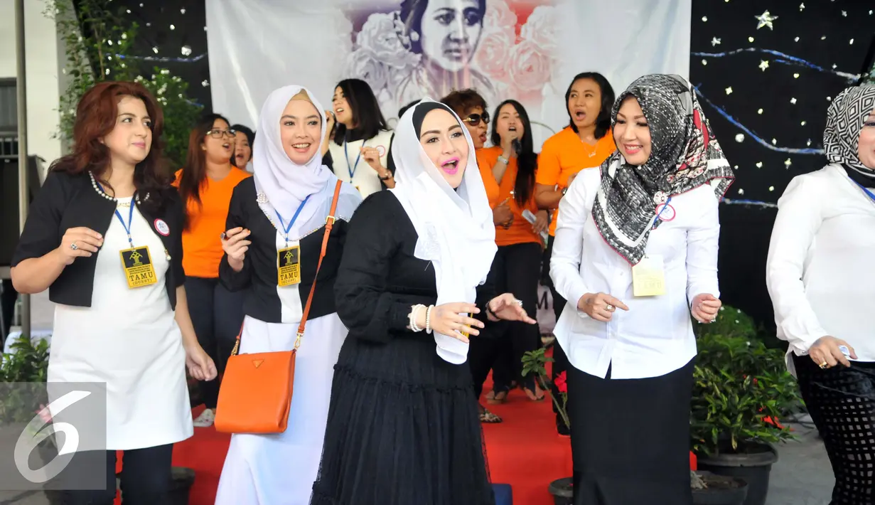 Yayasan Sahabat Kartini menggelar acara halal bihalal di Rutan Pondok Bambu, Jakarta, Senin (3/8/2015). Tampak Eddies Adelia ikut berjoget dalam acara tersebut. (Liputan6.com/Panji Diksana)