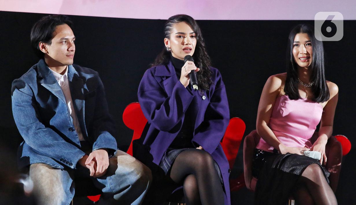 Saking terobesesinya, Adiba selalu penasaran apa yang dilakukan oleh Agam. Adiba mengikuti kemanapun Agam pergi. (Liputan6.com/Angga Yuniar)