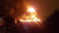 Sebuah kebakaran besar terjadi di pabrik cat di Brent Cross, London utara, pada Senin, 8 Januari 2018 malam. (Twitter/@LondonFire)