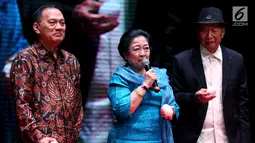 Presiden Ke-5 Megawati Soekarno Putri (tengah) bersama Founder Ciputra Group, Ir. Ciputra (kanan) dan Gubernur BI Agus Martowardojo saat menghadiri peluncuran buku di Jakarta, Rabu (29/11). (Liputan6.com/JohanTallo)