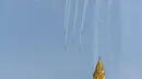 Kemudian demonstrasi udara dilanjutkan dengan sejumlah helikopter yang melintasi tugu Monas dengan bendera Indonesia yang berkibar. (Liputan6.com/Faizal Fanani)