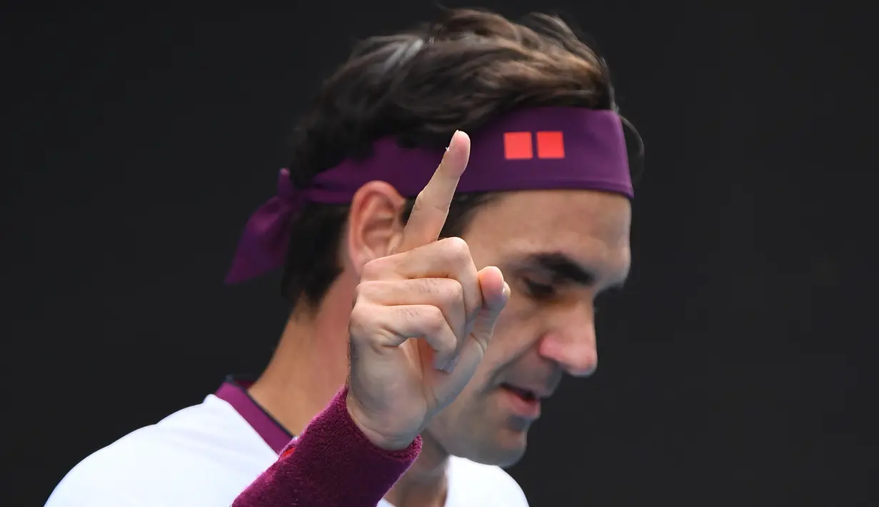 Petenis Swiss, Roger Federer, merayakan kemenangan atas petenis AS, Tennys Sandgren, pada perempat final Australia Open 2020 di Melbourne, Selasa (28/1). Federer menang 6-3, 2-6, 2-6, 7-6 (10-8), 6-3 atas Sandgren. (AFP/William West)