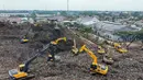 Sebagai informasi, dalam kurun waktu empat bulan (akhir 2025 hingga awal 2026), tercatat total tiga kali kejadian longsor. Tampak foto udara menunjukkan tim penyelamat menggunakan alat berat untuk mencari korban longsor di Tempat Pembuangan Sampah Terpadu (TPST) Bantargebang, Kota Bekasi, Jawa Barat, pada Senin 9 Maret 2026. (BAY ISMOYO/AFP)