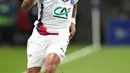 Julien Faubert saat berseragam Bordeaux melawan PSG 21 Januari 2015. Faubert akan menjalani tes medis dengan Borneo FC pada hari Kamis (18/1/2018) dan langsung meresmikan transfer tanda tangan kontrak. (AFP Photo/Martin Bureau)
