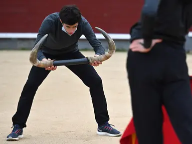 Seorang murid yang sedang melakukan latihan di arena adu banteng Las Ventas. Matador adalah sebuah pertunjukan pertarungan antara manusia melawan banteng yang dikemas sedemikian rupa. (Foto: AFP/Gabriel Bouys)