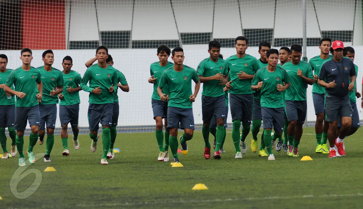Jelang laga lanjutan penyisihan grup A SEA Games 2015, timnas Indonesia U-23 melakukan latihan di Temasek Polytechnic, Singapura, Kamis (4/6/2015). Sejumlah penggawa timnas Indonesia melakukan pemanasan jelang berlatih. (Liputan6.com/Helmi Fithriansyah)