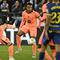 Bek Barcelona, Jules Kounde, mengontrol bola ketika rekan setimnya, Xavi Espart, dilanggar oleh penyerang Deportivo Alaves, Aitor Manas, dalam laga jornada 36 La Liga Spanyol 2025/2026 di Stadion Mendizorroza, Kamis (14/5/2026) dini hari WIB. (ANDER GILLENEA / AFP)