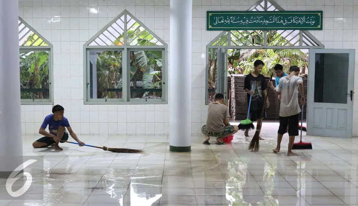Warga bergotong royong mengeluarkan air saat banjir menggenangi Mesjid An Nur di kawasan Pasar Minggu, Jakarta, (4/10). Banjir yang rutin menggenangi kawasan tersebut menyebabkan aktivitas warga serta ibadah terganggu. (Liputan6.com/Immanuel Antonius)