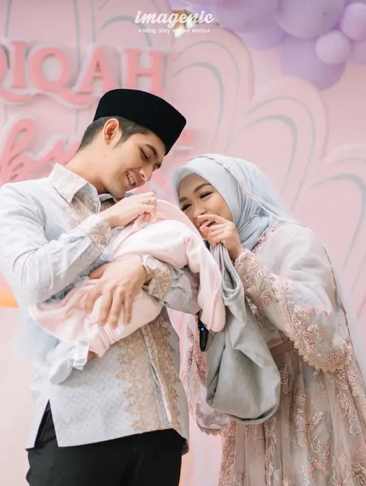 <p>Ria Ricis dan Teuku Ryan memandang Moana dengan penuh cinta. (Sumber: YouTube/Ricis Official)</p>