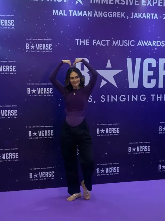 Luna Maya di Purple Carpet Pameran BTS BSTARVERSE. [Anisha/Fimela]