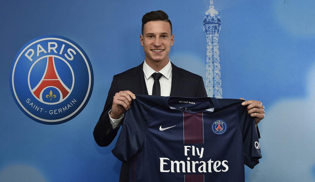 Secara resmi, PSG memperkenalkan Julian Draxler sebagai pemain baru mereka pada Selasa (3/1/2017). Gelandang asal Jerman tersebut dikontrak Les Parisien hingga Juli 2021 mendatang. (EPA/PSG Pressoom)