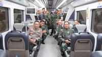Kapolri Jenderal Listyo Sigit Prabowo dan Panglima TNI Laksamana Yudo Margono naik kereta api bersama untuk menghadiri Hari Pers Nasional (HPN) di Medan, Sumatera Utara. (Foto: Istimewa)