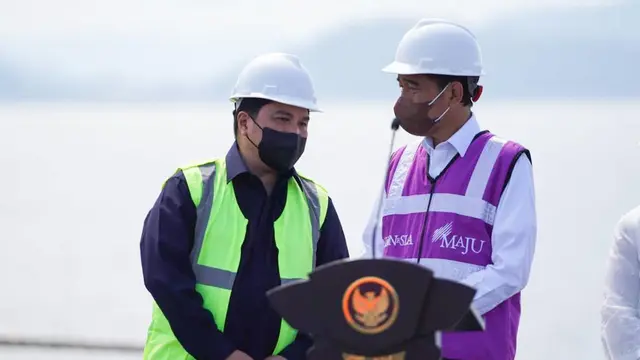 Menteri BUMN Erick Thohir ikut menyaksikan peresmian pelabuhan Terminal Kijing oleh Presiden RI, Joko Widodo di Kabupaten Mempawah, Pontianak, Kalimantan Barat, Selasa (9/8).