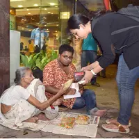 Shila saat berjualan | Sumber Foto: repubhub.icopyright.net