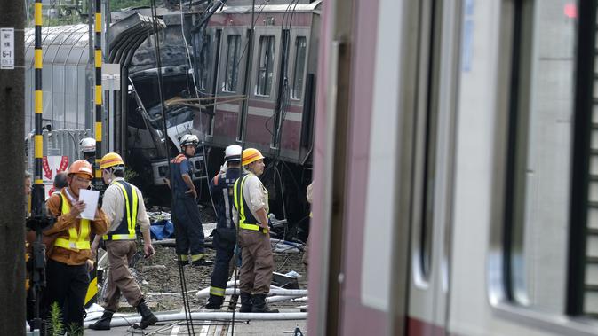 Truk ringsek setelah tabrakan dengan kereta di Yokohama, Prefektur Kanagawa, Jepang, Kamis (5/9/2019). Si pengemudi truk yang berusia 60-an tahun, kini dalam kondisi kritis di rumah sakit setempat. (Kazuhiro NOGI/AFP)