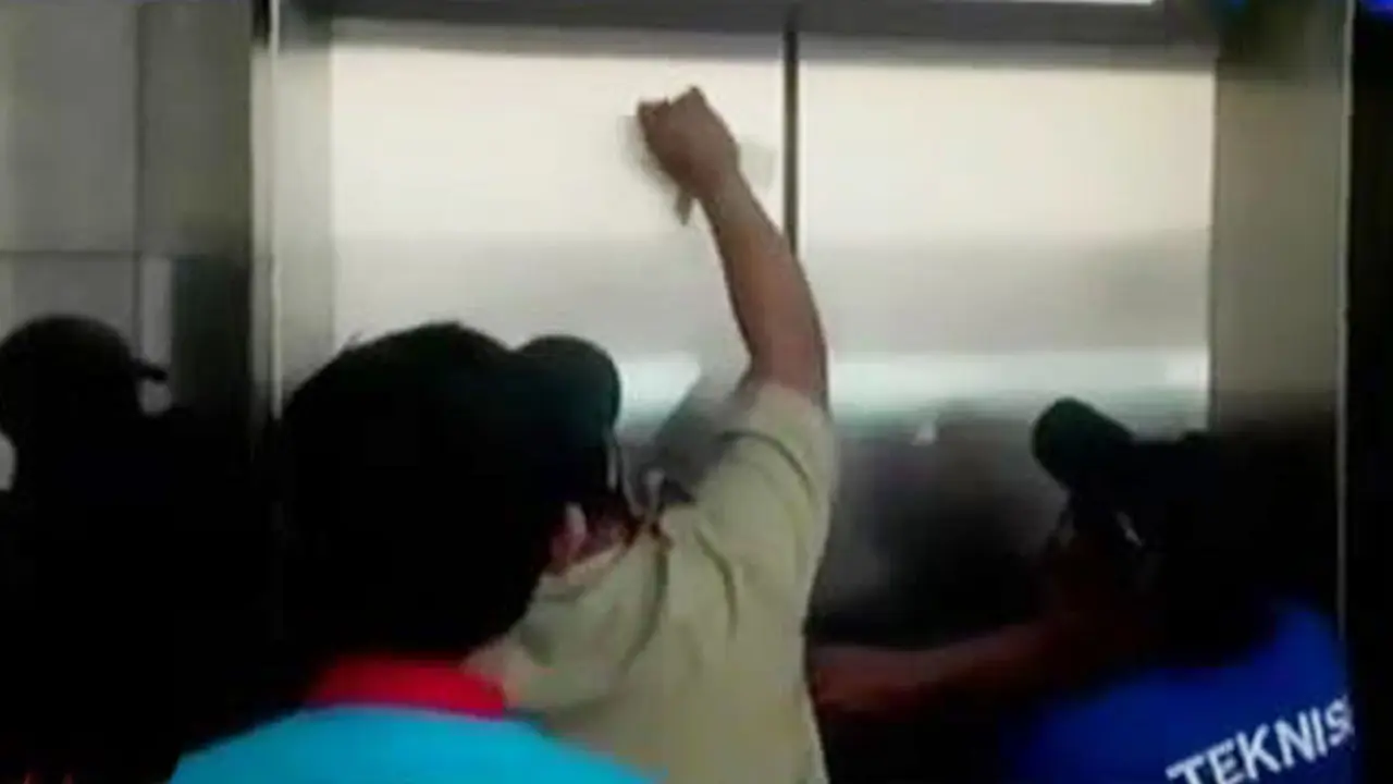 Terjebak Lift