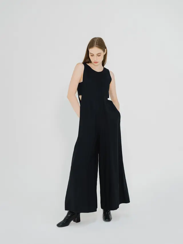 10 Inspirasi Jumpsuit Hijab Terbaru 2024, Bikin Penampilan Makin Stylish