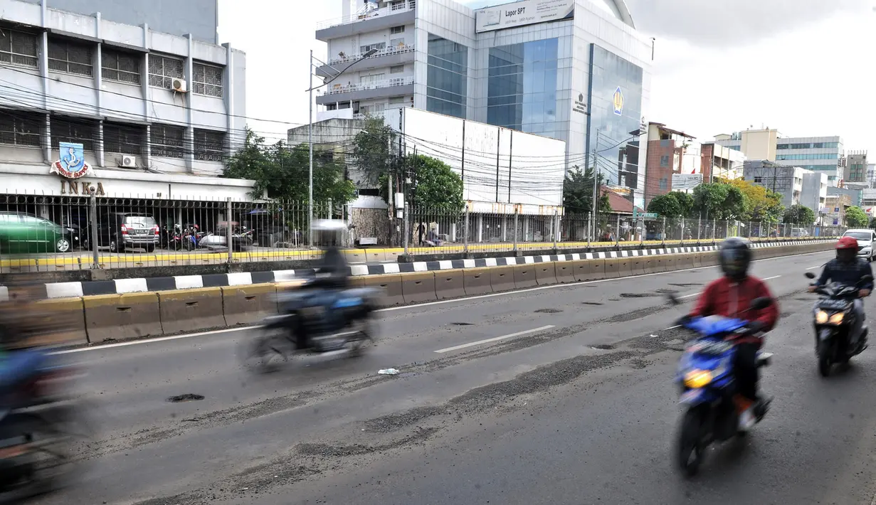 Kendaraan melintasi jalan berlubang di kawasan Gunung Sahari, Jakarta, Selasa (29/1). Sedikitnya terdapat 8 titik jalan rusak dan berlubang di sepanjang Jalan Gunung Sahari berdiameter hingga 10 cm dengan kedalaman 10 cm. (Merdeka.com/Iqbal S. Nugroho)