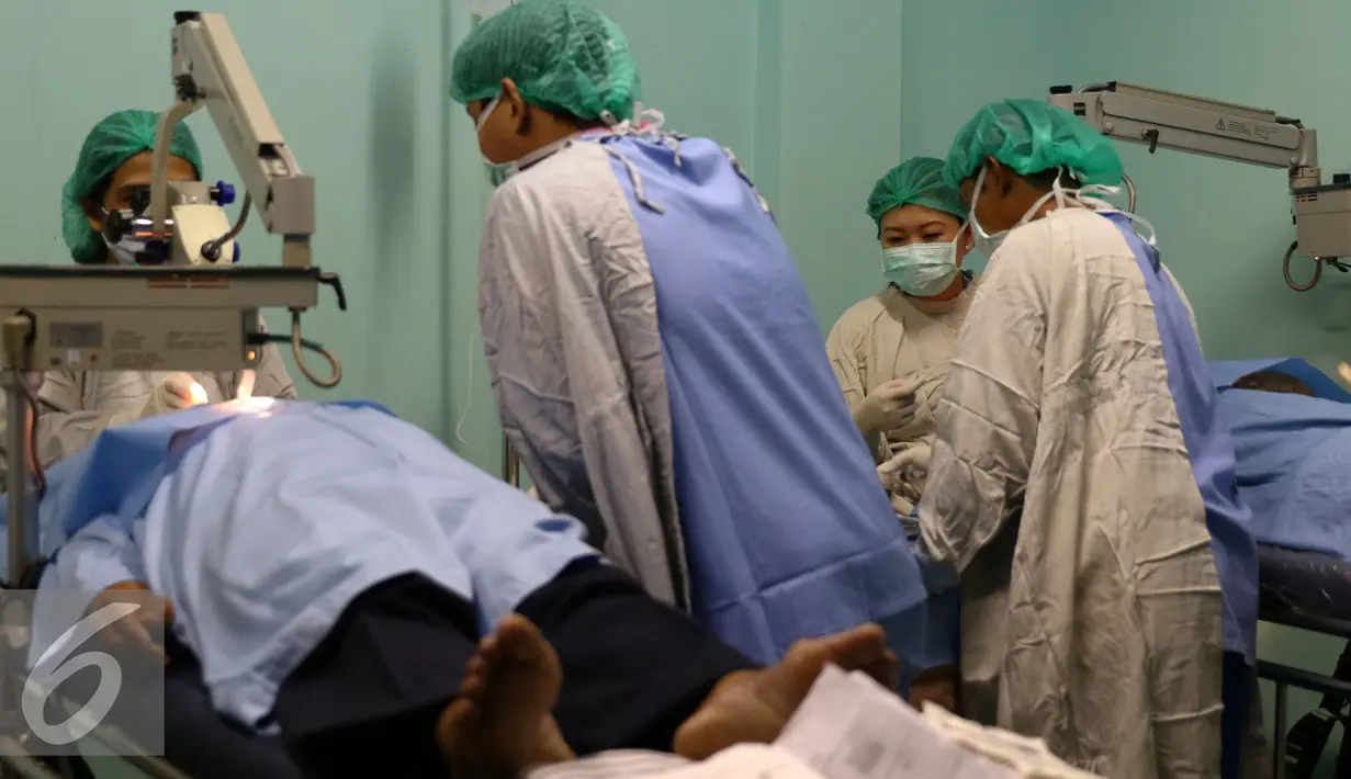 Dokter mengoperasi katarak saat mengelar bakti sosial dan pengobatan gratis di Mako Brimob, Depok, Jawa Barat, Sabtu (9/1/2016). Selain operasi katarak, Indosiar mengadakan pengobatan gratis untuk  pengobatan umum serta gigi. (Liputan6.com/Yoppy Renato)